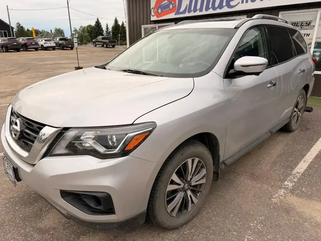 2017 Nissan Pathfinder SL 4WD's photo