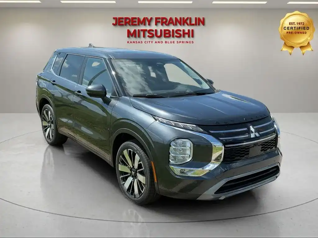 2026 Mitsubishi Outlander SE FWD's photo