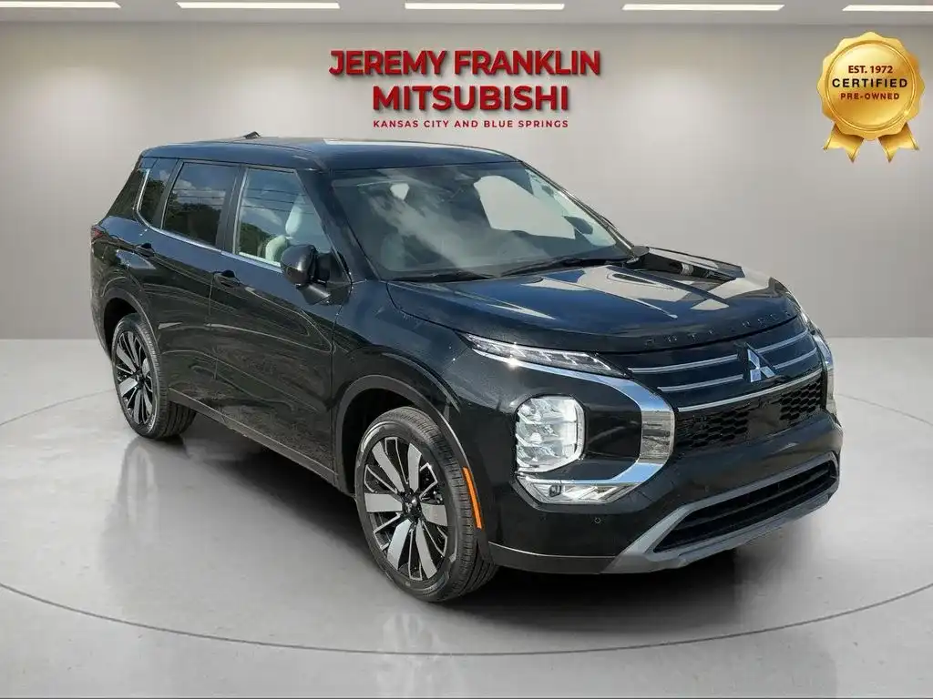 2026 Mitsubishi Outlander SE FWD's photo