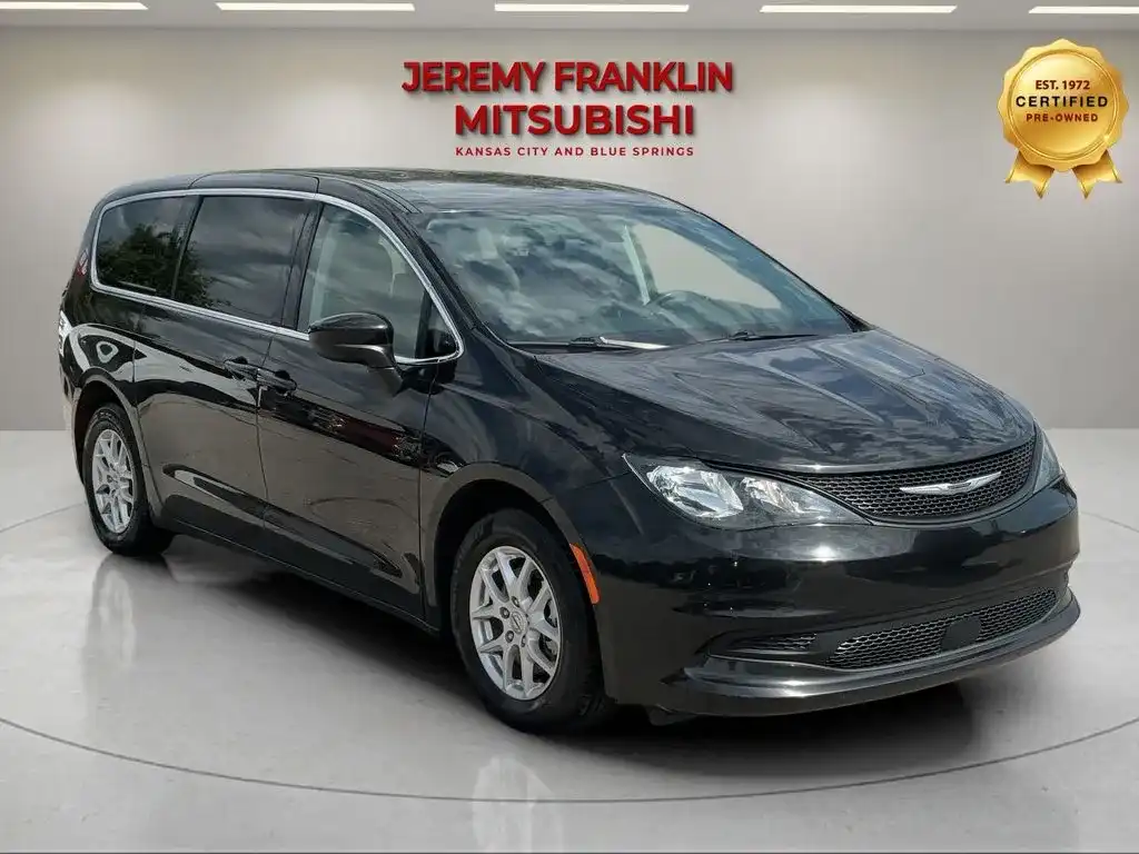 2022 Chrysler Voyager LX's photo