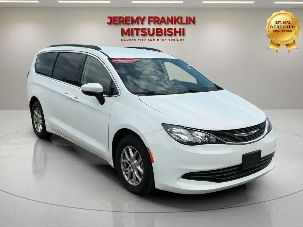 2020 Chrysler Voyager LXI's photo