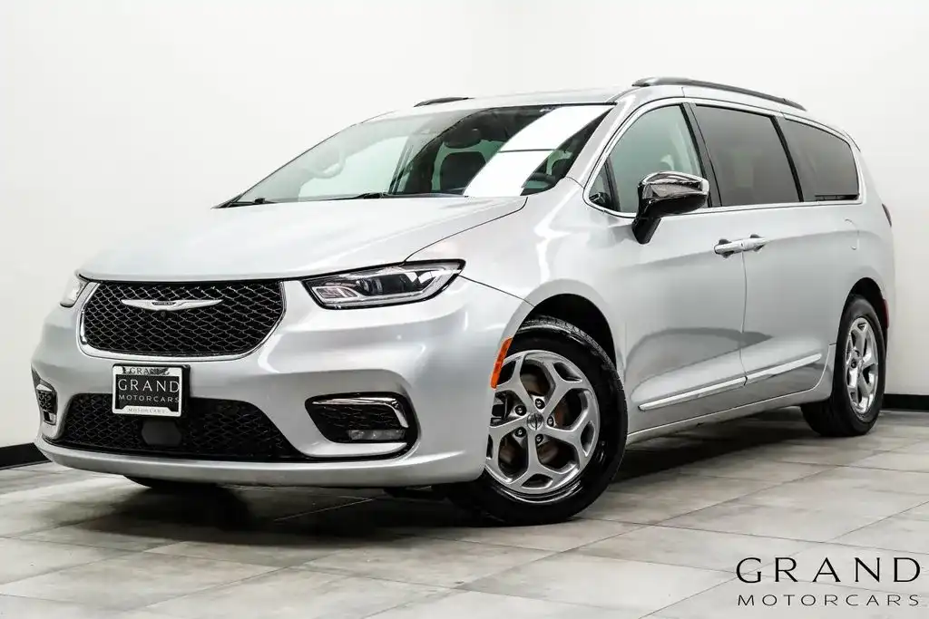 2023 Chrysler Pacifica Limited's photo
