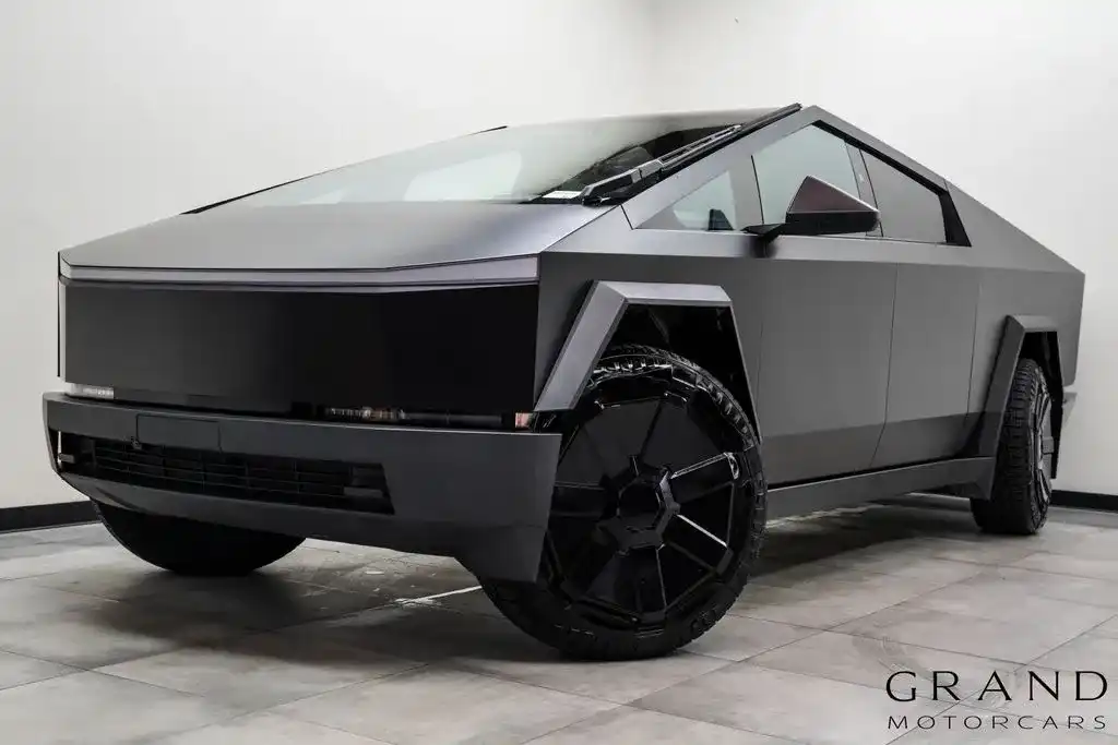 2024 Tesla Cybertruck AWD's photo