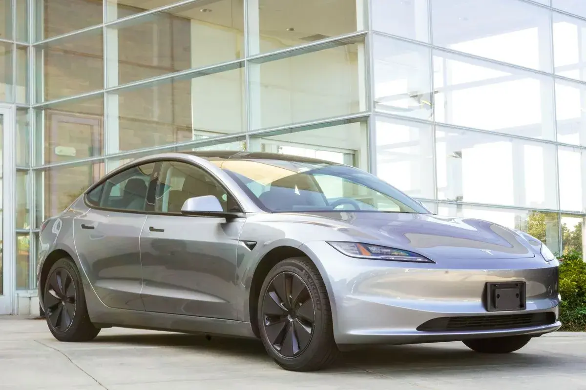 2025 Tesla Model 3 Long Range photo 4