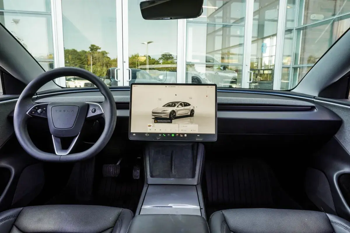 2025 Tesla Model 3 Long Range photo 5