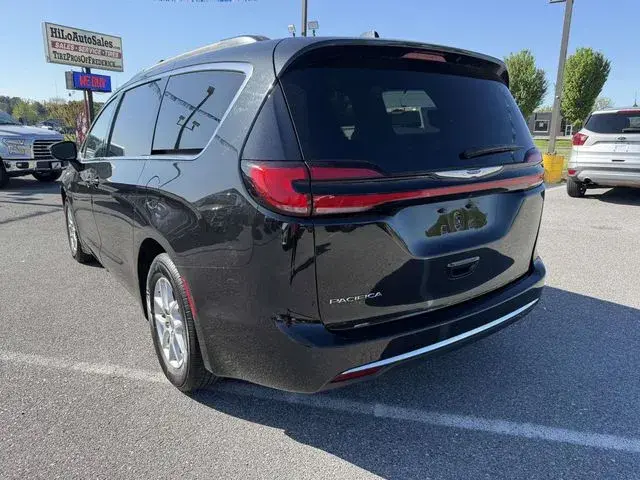 2022 Chrysler Pacifica Touring L photo 3