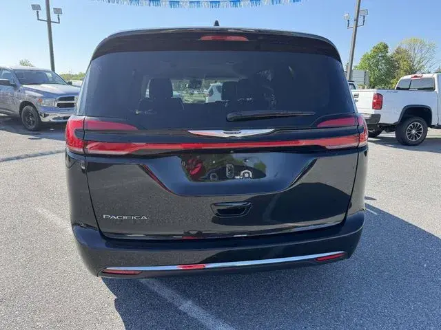 2022 Chrysler Pacifica Touring L photo 4