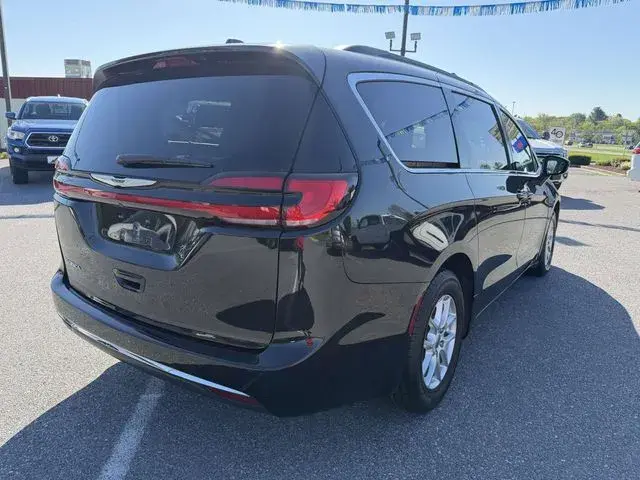2022 Chrysler Pacifica Touring L photo 5