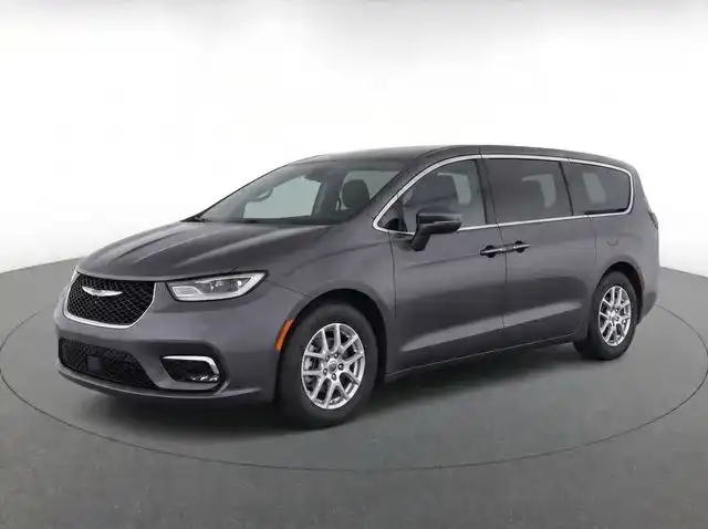 2023 Chrysler Pacifica Touring L's photo