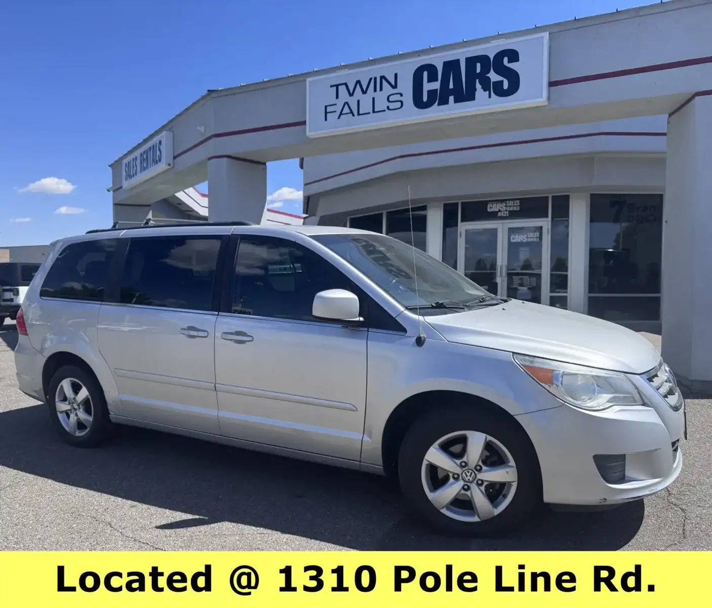 2011 Volkswagen Routan SEL w/NAV's photo