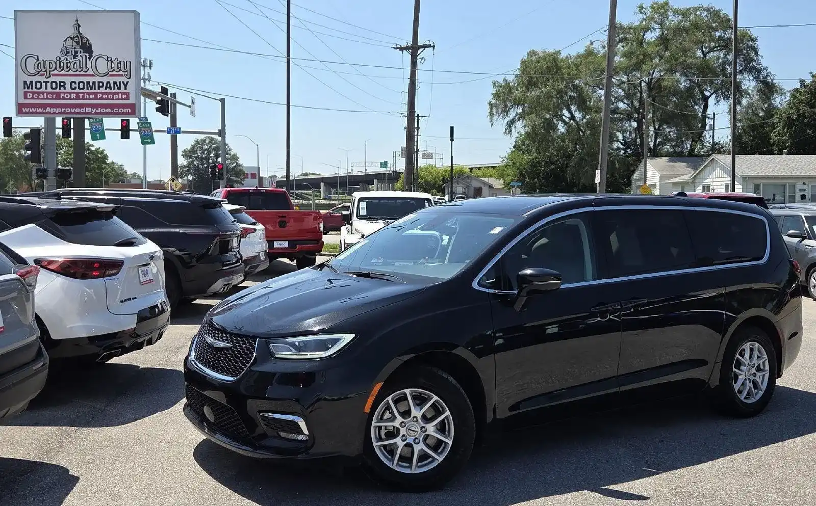 2024 Chrysler Pacifica Touring L's photo