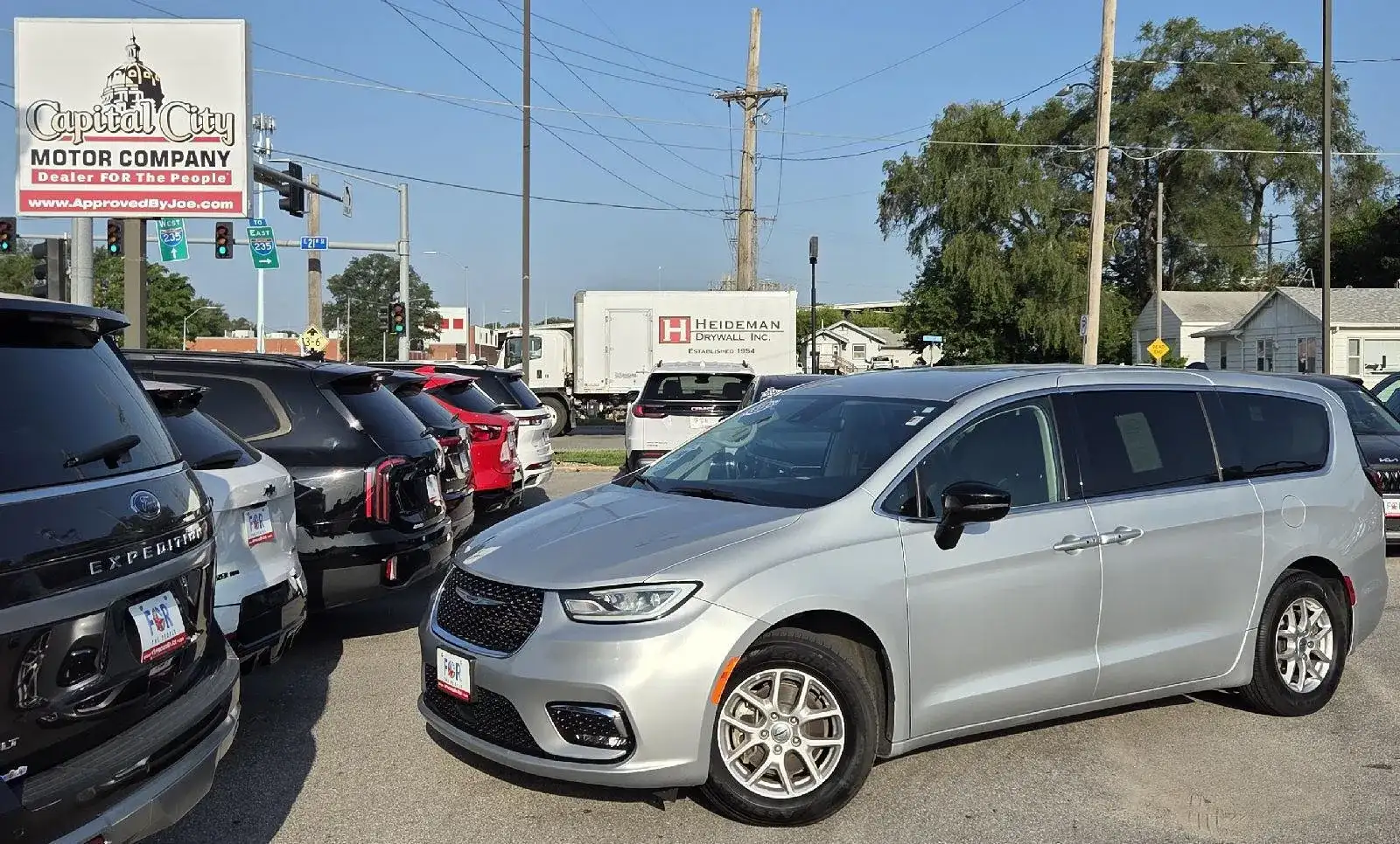 2024 Chrysler Pacifica Touring L's photo