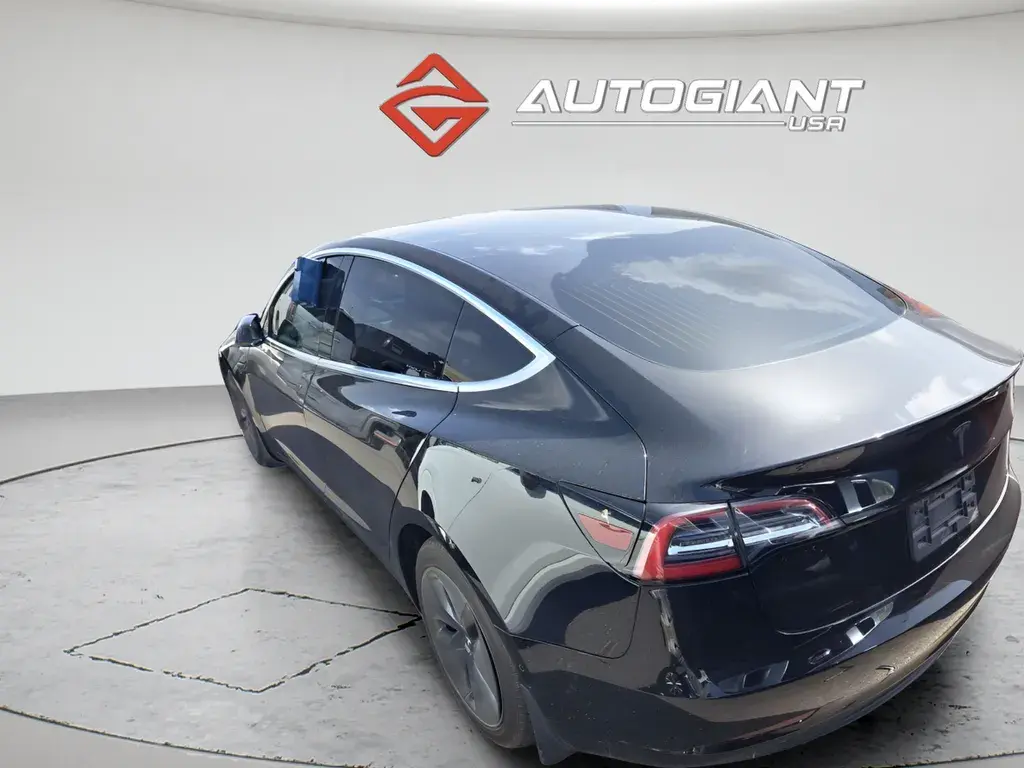 2020 Tesla Model 3 Standard Range Plus photo 3