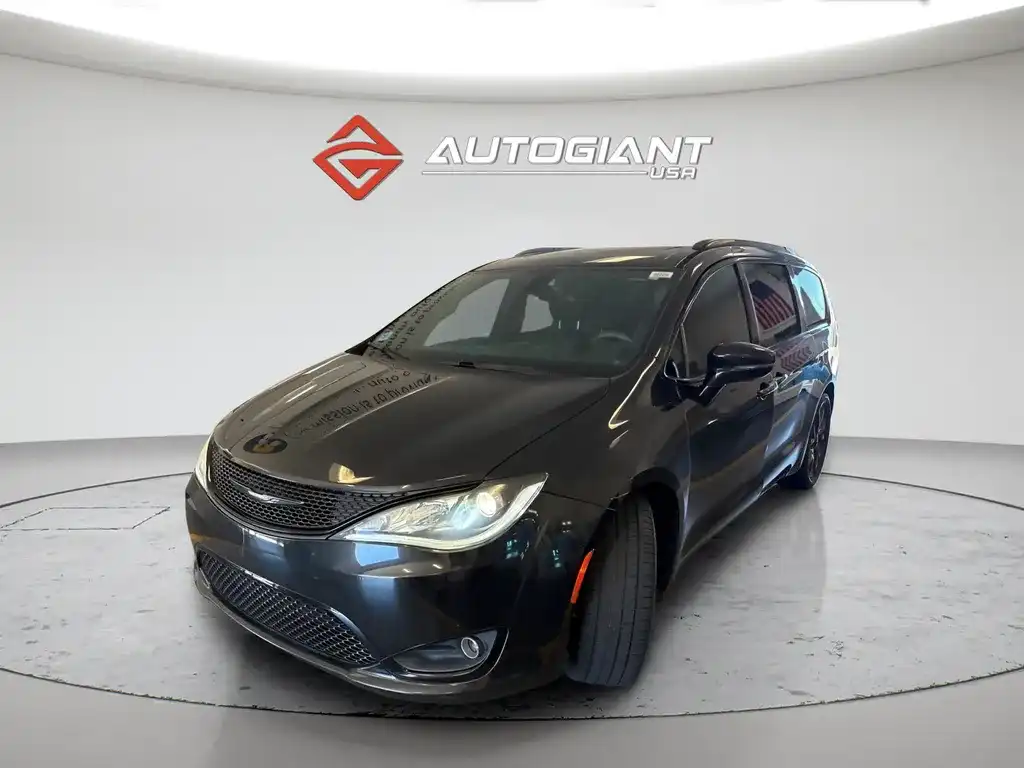 2018 Chrysler Pacifica Limited's photo