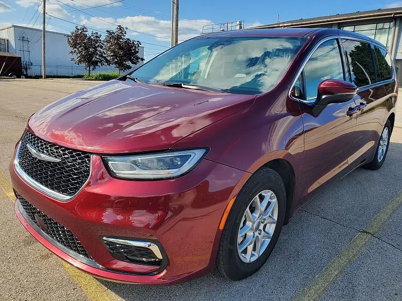 2023 Chrysler Pacifica Touring L photo 3