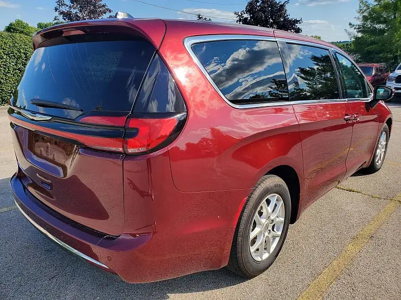 2023 Chrysler Pacifica Touring L photo 5
