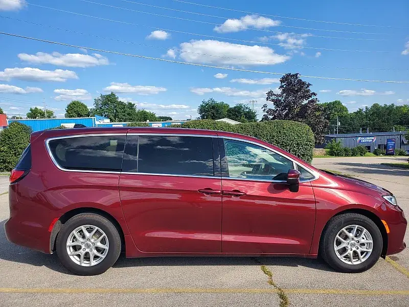 2023 Chrysler Pacifica Touring L photo 4