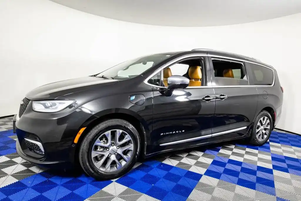 2021 Chrysler Pacifica Hybrid Pinnacle Hybrid's photo