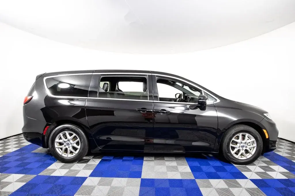 2025 Chrysler Pacifica Select photo 4
