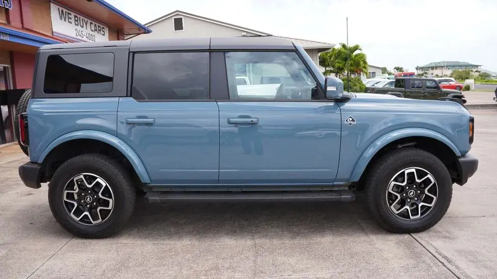 2023 Ford Bronco Outer Banks 4x4 photo 3