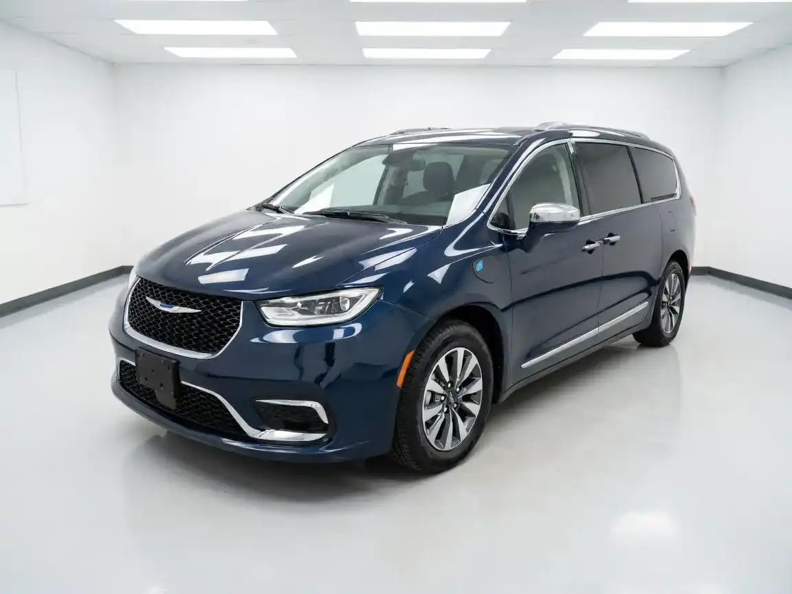 2021 Chrysler Pacifica Hybrid Limited Hybrid's photo