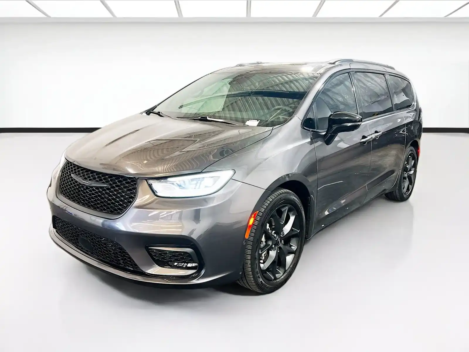 2023 Chrysler Pacifica Limited's photo