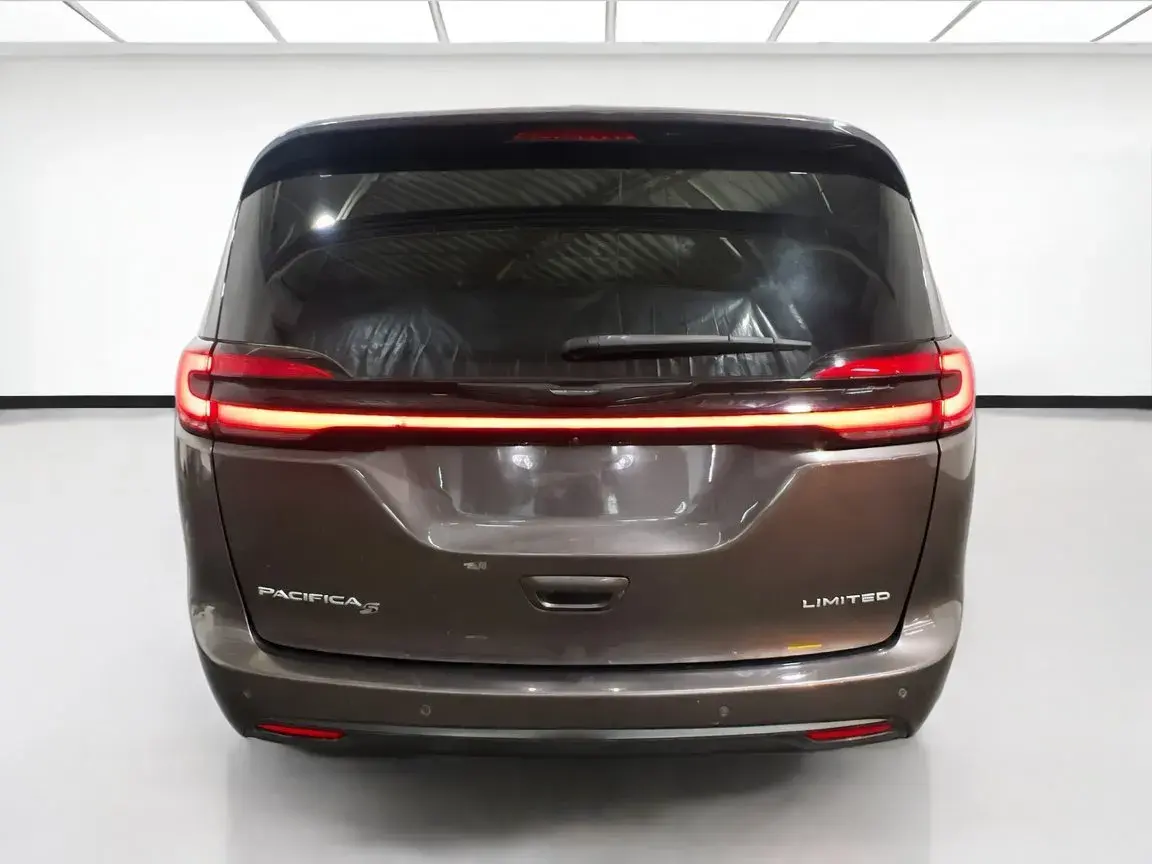 2023 Chrysler Pacifica Limited photo 5