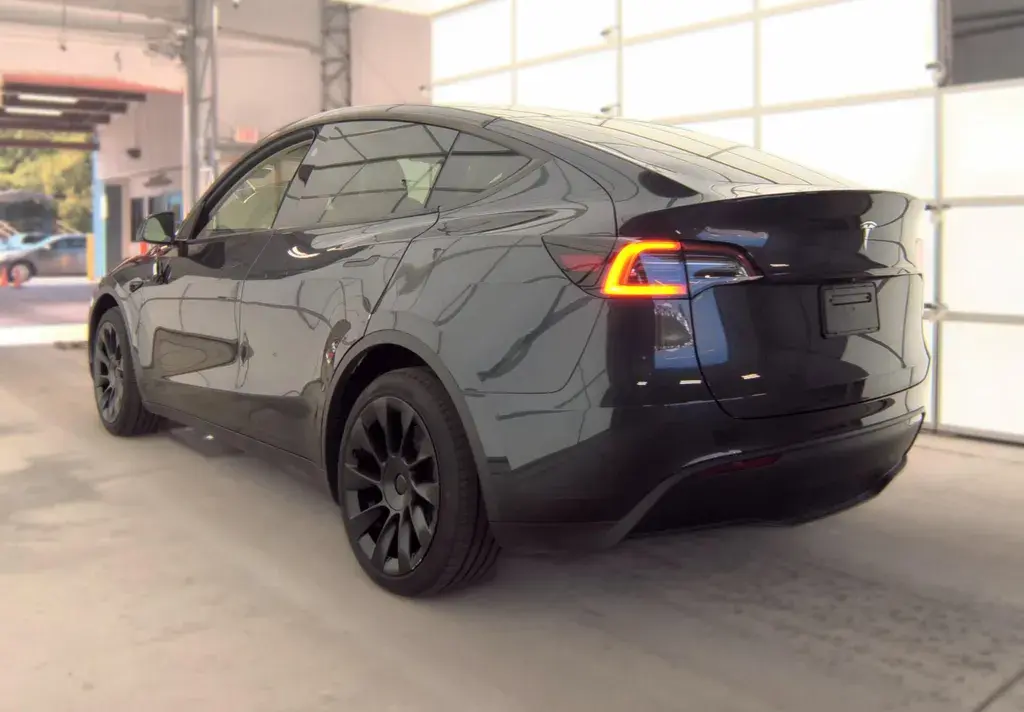 2024 Tesla Model Y Long Range RWD photo 4