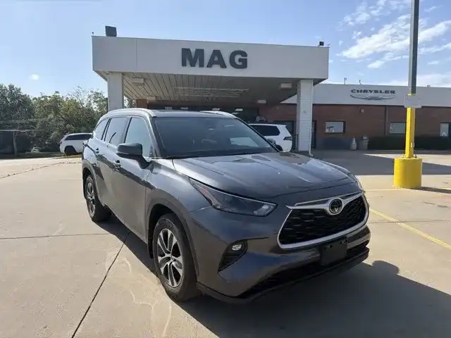 2024 Toyota Highlander XLE AWD's photo
