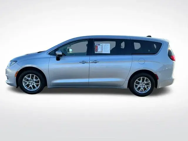 2023 Chrysler Voyager LX photo 3