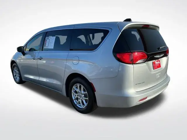 2023 Chrysler Voyager LX photo 4