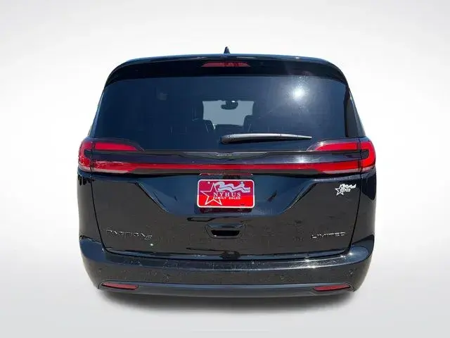 2025 Chrysler Pacifica Limited photo 5