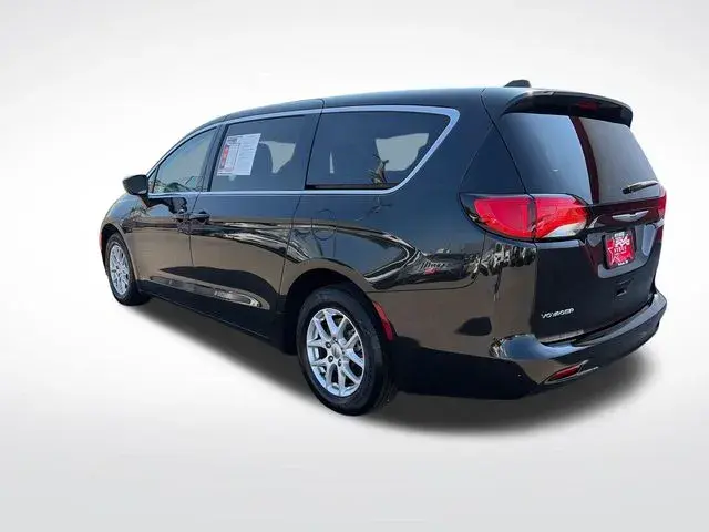 2023 Chrysler Voyager LX photo 4