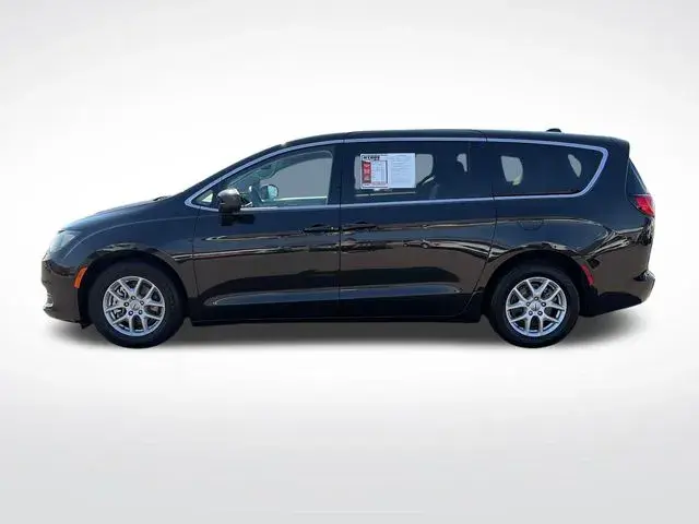 2023 Chrysler Voyager LX photo 3