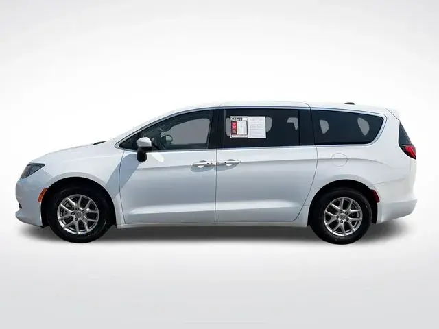 2023 Chrysler Voyager LX photo 3