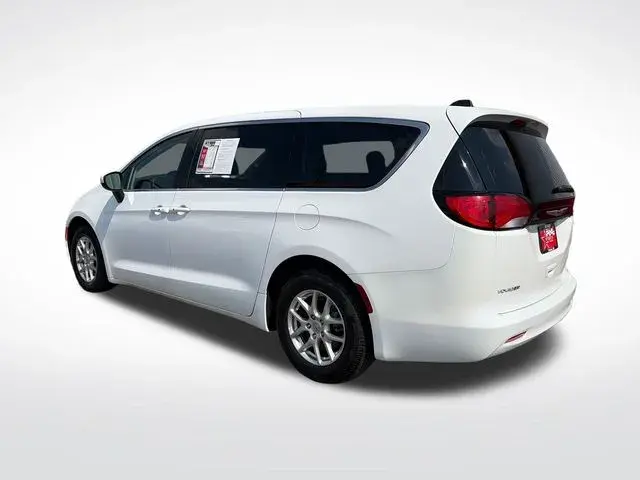 2023 Chrysler Voyager LX photo 4