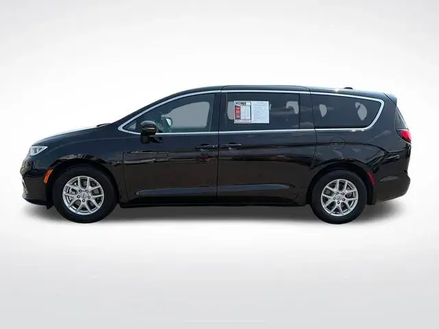 2025 Chrysler Pacifica Select photo 3