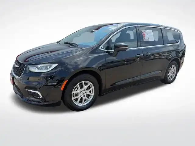 2025 Chrysler Pacifica Select's photo