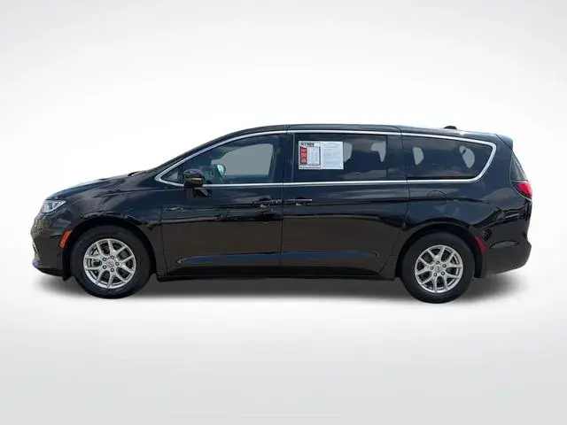 2025 Chrysler Pacifica Select photo 3
