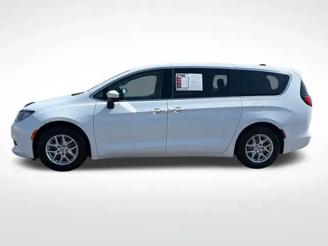2023 Chrysler Voyager LX photo 3