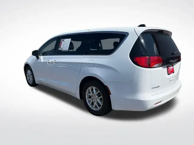 2023 Chrysler Voyager LX photo 4