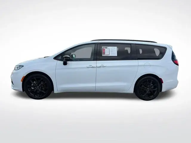 2025 Chrysler Pacifica Limited photo 3