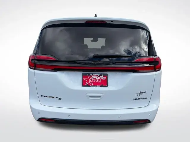 2025 Chrysler Pacifica Limited photo 5