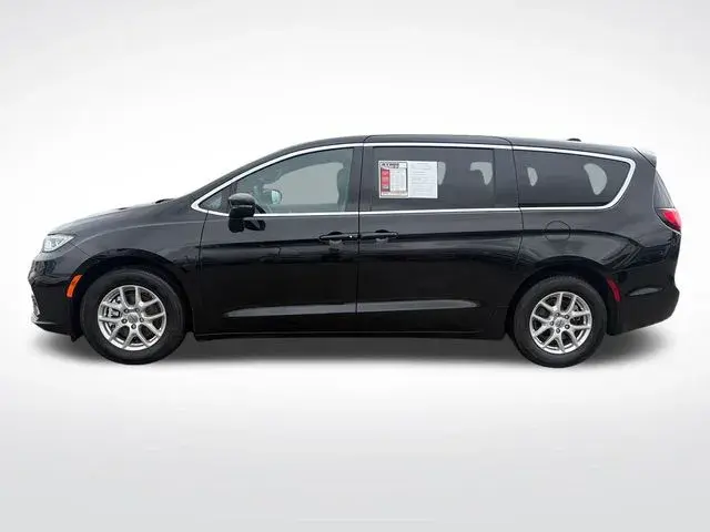 2025 Chrysler Pacifica Select photo 3