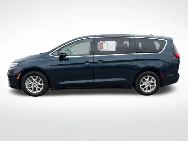 2024 Chrysler Pacifica Touring L photo 3