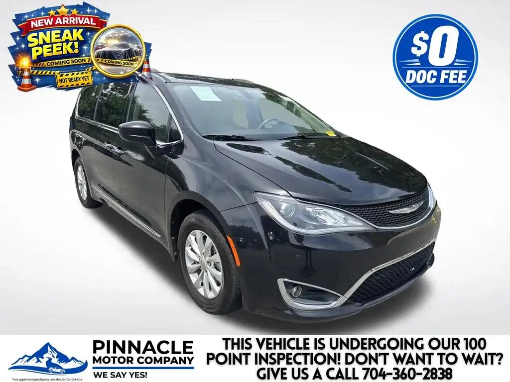 2017 Chrysler Pacifica Touring-L's photo