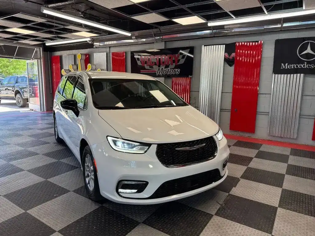 2024 Chrysler Pacifica Touring L's photo