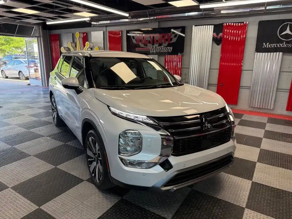 2025 Mitsubishi Outlander SE S-AWC's photo