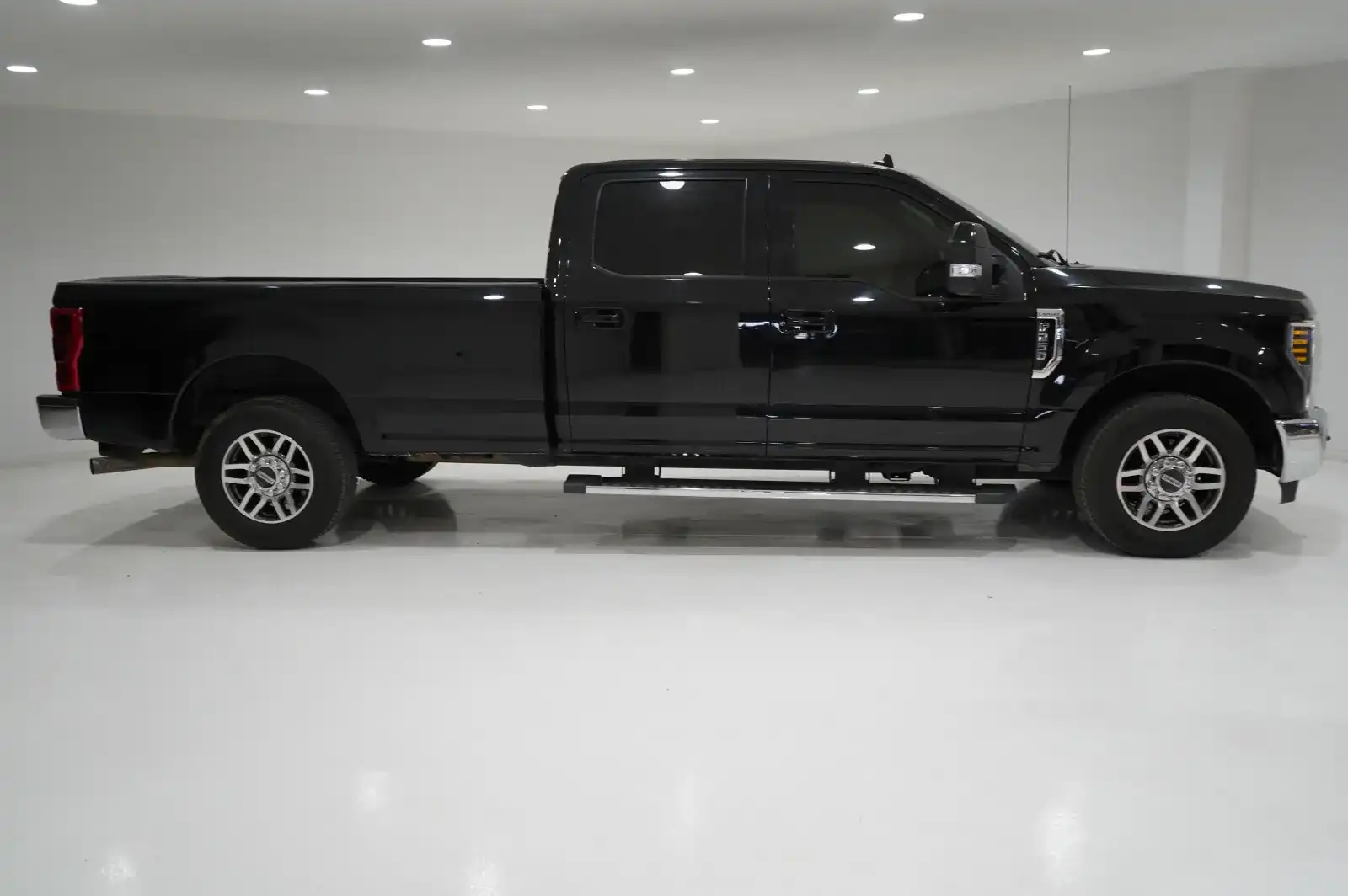 2019 Ford F-250 Lariat Crew Cab 8' Box's photo