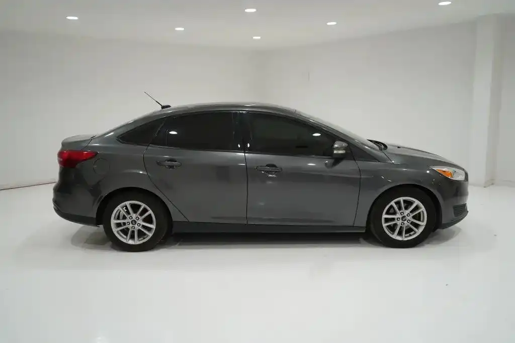 2017 Ford Focus Sedan SE's photo